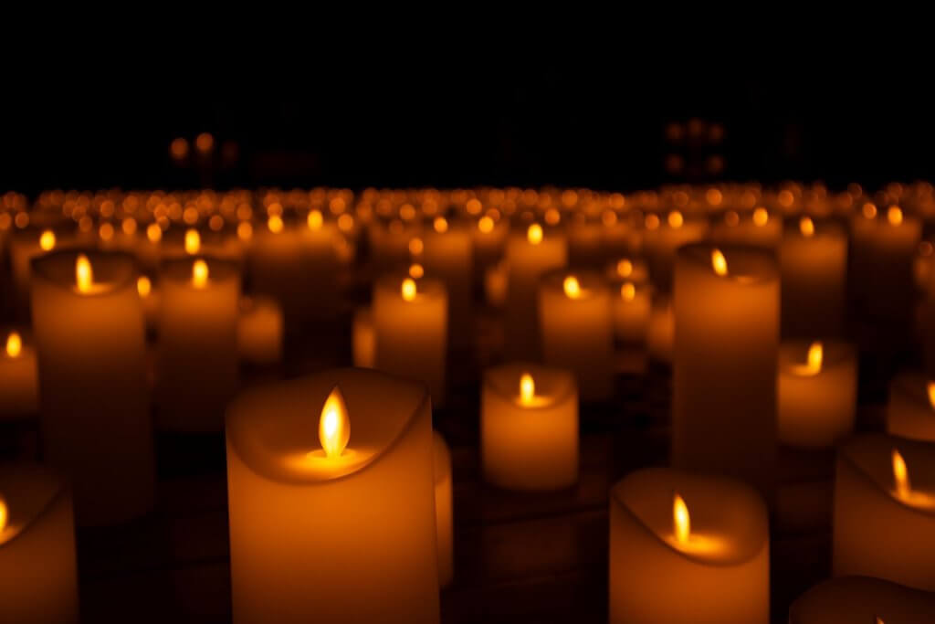 Ambiance chaleureuse de bougies aux tons dorés, cadre serein de formation à l'hypnose spirituelle à Nîmes