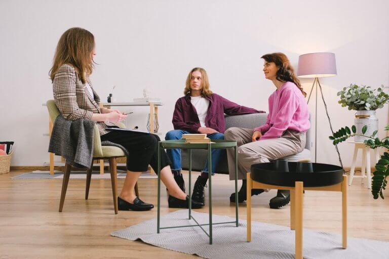 Petit groupe réuni dans un cadre calme et bienveillant lors d'une formation en présentiel à Nîmes