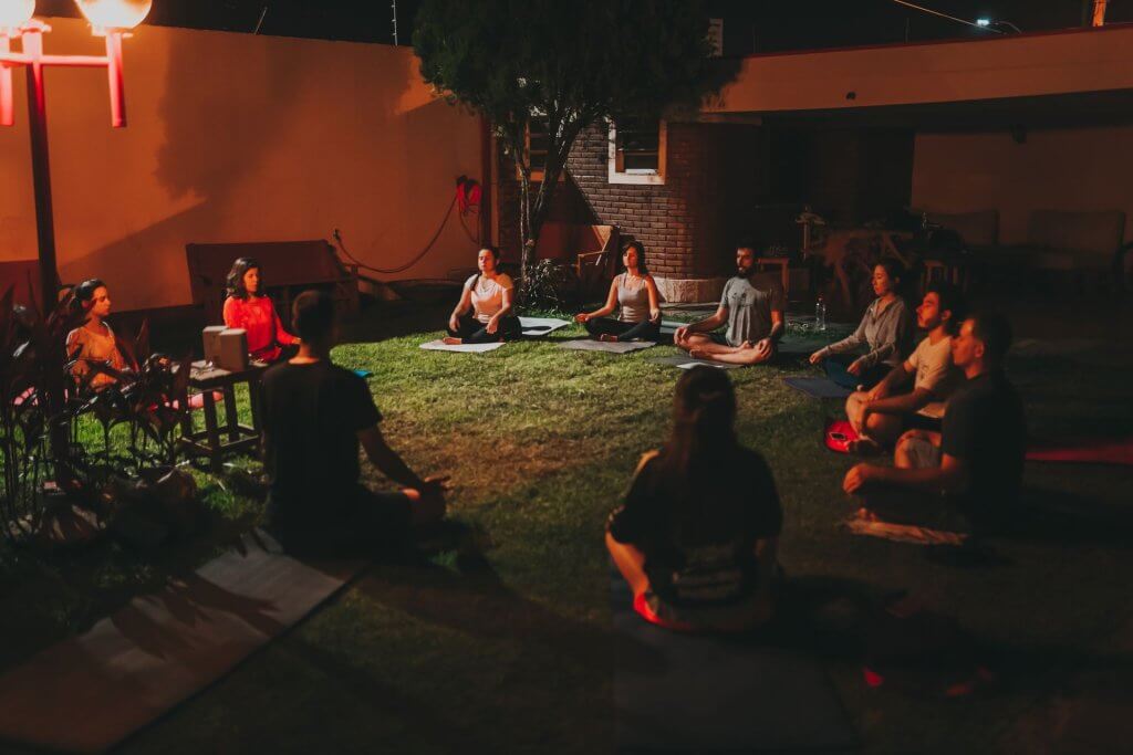 Atelier bien-être en petit groupe à Nîmes, cercle de méditation dans une lumière chaude et sereine